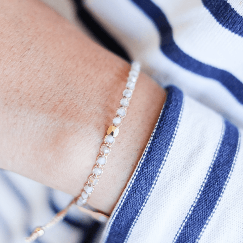Simple bracelet in white onyx